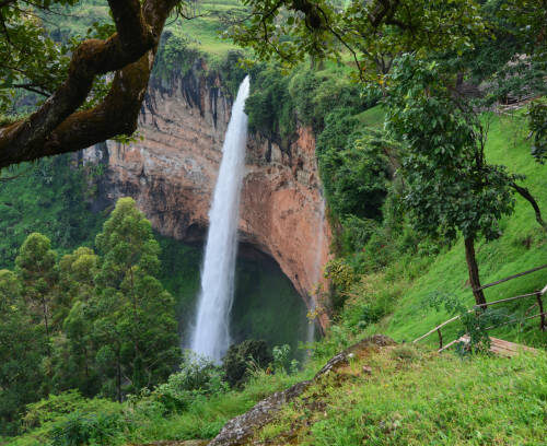Kenyan Forest et Caves Trail L'Itinéraire Panoramique au Cœur de la Nature Sauvage Découvrez le versant le plus préservé du mont Elgon : forêts ancestrales, grottes volcaniques et panoramas spectaculaires Informations pratiques Durée : 4 jours / 3 nuits Distance : ~22 à 27 km Altitude maximale : Endebess Bluff – ~3 000 m Hébergement : Aturukan Hotel (Kitale) • Camp de montagne à Makingeny Cave Niveau physique : Facile à modéré Acclimatation : Non requise (trek de moyenne altitude sans ascension du sommet) Type de route : Randonnée forestière en boucle à travers le versant kényan du mont Elgon, avec exploration des grottes de Makingeny et Kitum, des escarpements volcaniques et des forêts montagnardes Meilleure période : Décembre à février • Juin à août Aperçu Le Kenyan Forest et Caves Trail révèle le visage le plus sauvage et le plus confidentiel du mont Elgon. Cet itinéraire offre une superbe randonnée à travers des forêts montagnardes préservées, des grottes volcaniques spectaculaires, des forêts de bambous et d'impressionnants escarpements volcaniques. Au départ de Kitale, l'itinéraire pénètre dans le Parc National du Mont Elgon (Kenya) par la porte de Koitoboss. Il constitue le choix idéal pour les voyageurs en quête de tranquillité, d'observation de la faune sauvage et de paysages grandioses, loin des sentiers plus fréquentés du versant ougandais. Plutôt que de viser le sommet, cette aventure met à l'honneur les richesses géologiques et écologiques de la montagne. Les randonneurs empruntent de paisibles sentiers forestiers menant à d'anciennes grottes de lave, notamment la célèbre Makingeny Cave ainsi que l'impressionnante Kitum Cave, mondialement connue pour les éléphants qui s'y aventurent afin d'extraire le sel minéral contenu dans ses parois. Tout au long du parcours, plusieurs belvédères offrent des panoramas exceptionnels sur les gorges de Suam, les collines de Cherangani et la vallée du Grand Rift. Les forêts luxuriantes abritent également une riche faune comprenant des buffles, des guibs, des singes, des éléphants de forêt ainsi que plus de 300 espèces d'oiseaux. Grâce à ses nuits en pleine forêt, à ses nombreuses possibilités d'observation de la faune, de photographie animalière et de randonnées naturalistes, cet itinéraire constitue une véritable immersion dans l'une des régions les plus préservées du Kenya. Accessible à tous les niveaux de marche, il représente une excellente alternative pour les voyageurs souhaitant découvrir le mont Elgon sans entreprendre une expédition en haute altitude. Points forts du trek Découvrir le versant kényan du mont Elgon, préservé et très peu fréquenté. Explorer la célèbre Kitum Cave, où les éléphants viennent extraire naturellement le sel des parois rocheuses. Visiter d'anciennes grottes volcaniques et tunnels de lave, dont Makingeny Cave. Randonner à travers une succession de forêts montagnardes, de forêts de bambous et de landes d'altitude. Admirer de magnifiques panoramas sur les gorges de Suam, les collines de Cherangani et la vallée du Grand Rift. Profiter d'excellentes opportunités d'observation des oiseaux, de la faune sauvage et de photographie. Observer des buffles, des guibs, des singes, des éléphants de forêt, différentes espèces d'antilopes ainsi qu'une remarquable diversité d'oiseaux. Découvrir l'un des parcs nationaux les plus paisibles et les moins fréquentés du Kenya. Vivre une expérience authentique de camping au cœur d'une nature préservée. Un itinéraire idéal pour les familles, les amoureux de la nature, les photographes et les voyageurs recherchant une aventure de montagne non technique. Itinéraire Jour 1 : Arrivée à Kitale À votre arrivée à Kitale, transfert vers l'Aturukan Hotel, l'un des établissements les plus réputés et confortables de la région, ou similaire. Niché au cœur de jardins soigneusement aménagés, l'hôtel offre un cadre paisible, idéal pour se détendre avant le début de votre aventure au mont Elgon. Dans l'après-midi, retrouvez votre guide de montagne pour un briefing complet sur l'expédition, une vérification de votre équipement ainsi qu'une présentation détaillée de l'itinéraire. Le reste de la journée est libre afin de vous reposer et de profiter du climat agréable des hauts plateaux de l'ouest du Kenya. Dîner et nuit à l'hôtel. Jour 2 : Koitoboss Gate – Makingeny Cave Camp Après un petit-déjeuner matinal, transfert vers Koitoboss Gate, principale porte d'entrée du Parc National du Mont Elgon (Kenya), où débute votre randonnée. Le sentier serpente à travers une magnifique forêt montagnarde composée d'arbres indigènes centenaires et de forêts de bambous, riches en oiseaux et en faune sauvage. Gardez l'œil ouvert pour observer les élégants colobes noirs et blancs, les guibs ainsi que de nombreuses espèces d'oiseaux forestiers tandis que le chemin s'élève progressivement vers le cœur de la montagne. En fin d'après-midi, arrivée à Makingeny Cave Camp, une impressionnante grotte volcanique nichée au milieu de la forêt. Profitez du temps libre pour explorer les environs avant de passer une nuit inoubliable dans ce cadre naturel exceptionnel. Dîner et nuit au camp. Distance : environ 10 à 12 km | Temps de marche : 4 à 6 heures | Difficulté : modérée Jour 3 : Makingeny Cave – Kitum Cave – Endebess Bluff Après le petit-déjeuner, poursuivez votre exploration au cœur du parc jusqu'à la légendaire Kitum Cave, l'un des sites géologiques les plus emblématiques du mont Elgon. Réputée pour ses parois riches en minéraux, cette immense grotte attire régulièrement des éléphants ainsi que d'autres animaux sauvages qui viennent y extraire naturellement le sel indispensable à leur alimentation. La randonnée se poursuit ensuite jusqu'au spectaculaire Endebess Bluff, un magnifique belvédère dominant les gorges de Suam, les collines de Cherangani et la vallée du Grand Rift. Tout au long de cette journée, les occasions d'observer les oiseaux, de photographier les paysages et de découvrir la remarquable biodiversité du mont Elgon sont nombreuses. En fin de journée, retour à Makingeny Cave Camp. Dîner et nuit. Distance : environ 12 à 15 km | Temps de marche : 5 à 6 heures | Difficulté : modérée Jour 4 : Randonnée naturaliste en forêt – Départ Après le petit-déjeuner, profitez d'une dernière promenade au cœur de la forêt primaire du mont Elgon afin d'apprécier une dernière fois la richesse de sa flore, de sa faune et de ses paysages. Vous redescendez ensuite tranquillement vers Koitoboss Gate, où votre randonnée prend fin. Transfert vers Kitale, ou poursuivez votre voyage grâce à l'une de nos extensions sur mesure, comprenant notamment des safaris dans l'ouest du Kenya, dans la réserve nationale du Masaï Mara, ou encore une découverte de l'Ouganda voisin. Fin de nos services. Le prix comprend : L'hébergement tel que prévu au programme. La pension complète pendant toute la durée du trekking (petit-déjeuner, déjeuner et dîner). Les transferts privés par la route entre Kitale et le Parc National du Mont Elgon (Kenya). Les services d'un guide de montagne professionnel anglophone. L'accompagnement d'un ranger expérimenté du parc pendant toute la randonnée. Les droits d'entrée au Parc National du Mont Elgon. Les frais de camping ainsi que l'hébergement dans les camps de montagne. Le matériel de camping, comprenant une tente, un matelas de sol et les installations communes du camp. Les services de porteurs pour le transport du matériel de camping et des bagages communs. De l'eau potable traitée tout au long du trek. Les visites guidées de Makingeny Cave, Kitum Cave et Endebess Bluff. Une assistance en cas d'évacuation d'urgence pendant le séjour dans le parc national. Un briefing complet avant le départ ainsi qu'une vérification de l'équipement. Le prix ne comprend pas : Les vols internationaux à destination et au départ de Nairobi. Les vols domestiques. Les frais de visa pour le Kenya (le cas échéant). Les transferts aéroport vers et depuis Kitale. Les nuitées avant ou après le programme de trekking, sauf indication contraire. L'équipement personnel de randonnée (chaussures de trekking, bâtons de marche, sac de couchage, vêtements imperméables, etc.). Les activités et excursions optionnelles non mentionnées dans l'itinéraire. Les boissons alcoolisées, les boissons non alcoolisées et les boissons en bouteille. Les dépenses personnelles (blanchisserie, téléphone, accès à Internet, souvenirs, etc.). Les pourboires destinés aux guides, rangers, porteurs et chauffeurs. Une assurance voyage complète, incluant les frais médicaux, les activités de trekking ainsi que l'évacuation d'urgence (obligatoire pour tous les programmes de trekking). Prolongez votre aventure (sur demande) Chaque voyage Espaces Irréels peut être personnalisé selon vos envies. Ajoutez une parenthèse balnéaire, une nouvelle expérience animalière, un trek ou une découverte culturelle pour créer un itinéraire entièrement sur mesure. Quelques idées d’extensions : Séjour balnéaire Après votre safari, détendez-vous sur les plages de Lamu, Mombasa, Zanzibar, Seychelles, Maurice, Réunion ou Madagascar. Nouvelle expérience safari Poursuivez votre découverte de la faune africaine au Kenya, en Tanzanie, en Ouganda, au Rwanda, au Botswana, en Namibie ou à Victoria Falls. Trek et montagnes Ajoutez une aventure sur les hauts sommets et paysages volcaniques du continent : Kenya, Tanzanie, Ouganda, Rwanda, Éthiopie ou Madagascar. Culture et découverte Explorez les traditions, l’histoire et les paysages uniques de destinations comme l’Éthiopie, Madagascar ou l’Égypte. Les extensions sont proposées sur demande et ne sont pas incluses dans le prix initial du voyage. Contactez-nous pour créer votre itinéraire personnalisé. Pourquoi choisir cet itinéraire ? Alors que les itinéraires du versant ougandais sont principalement conçus pour atteindre le sommet du mont Elgon, le Kenyan Forest & Caves Trail offre une expérience différente, où le voyage lui-même constitue la véritable récompense. Entre forêts primaires, anciennes grottes volcaniques, falaises spectaculaires, panoramas grandioses et abondante faune sauvage, cet itinéraire permet de découvrir les écosystèmes les plus préservés du mont Elgon dans une atmosphère de calme absolu. Pour les voyageurs passionnés de nature, de photographie, d'ornithologie ou simplement à la recherche d'une randonnée loin des foules, il constitue une introduction exceptionnelle au mont Elgon, sans les exigences physiques d'une ascension en haute altitude. Pourquoi choisir le mont Elgon ? Le mont Elgon offre une expérience de montagne unique, où se mêlent paysages spectaculaires, nature préservée et richesse culturelle. Des sentiers paisibles Découvrez l'une des destinations de trekking en altitude les moins fréquentées d'Afrique de l'Est et profitez d'une immersion totale dans la nature. Une biodiversité exceptionnelle Traversez une étonnante succession d'écosystèmes, depuis les forêts tropicales luxuriantes jusqu'aux landes afro-alpines, au cours d'une même expédition. Un patrimoine géologique remarquable Explorez la plus grande caldeira volcanique intacte au monde, d'impressionnantes falaises, d'anciennes grottes volcaniques et des formations géologiques uniques. Des rencontres culturelles authentiques Partez à la rencontre des communautés Bagisu et Sabiny, découvrez leurs traditions ancestrales, leur agriculture et leur mode de vie. Un excellent rapport qualité-prix Grâce à des droits d'entrée plus abordables et à une logistique moins coûteuse que sur d'autres grands sommets africains, le mont Elgon constitue l'une des meilleures aventures de montagne d'Afrique de l'Est. Un paradis pour les photographes Immortalisez d'impressionnants paysages volcaniques, une flore alpine exceptionnelle, une faune abondante, des cascades spectaculaires et des scènes authentiques de la vie locale. Conclusion Le mont Elgon demeure l'un des trésors les mieux préservés du trekking africain. Entre paysages volcaniques spectaculaires, biodiversité exceptionnelle, rencontres culturelles authentiques et sentiers paisibles, il constitue une alternative remarquable aux sommets les plus célèbres du continent. Grâce à ses itinéraires non techniques, à son ascension progressive et à des programmes adaptés à tous les niveaux de randonneurs, le mont Elgon est une destination idéale pour tous ceux qui souhaitent vivre une véritable aventure en montagne, loin des foules. Que vous choisissiez le Sasa Trail, le Sipi Trail, le Piswa Trail ou les sentiers forestiers du versant kényan, chaque itinéraire révèle une facette différente de cette montagne fascinante et offre une expérience inoubliable au cœur de l'Afrique de l'Est.